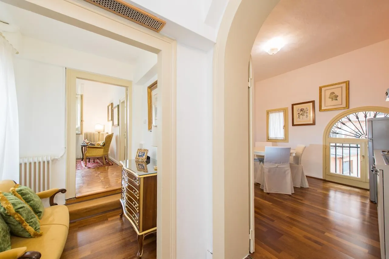 Savoia E Jolanda Apartments Venice Italy